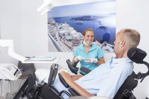 Rollstuhl-Behandlung-beim-Zahnarzt moers