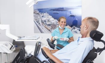 Rollstuhl-Behandlung-beim-Zahnarzt moers